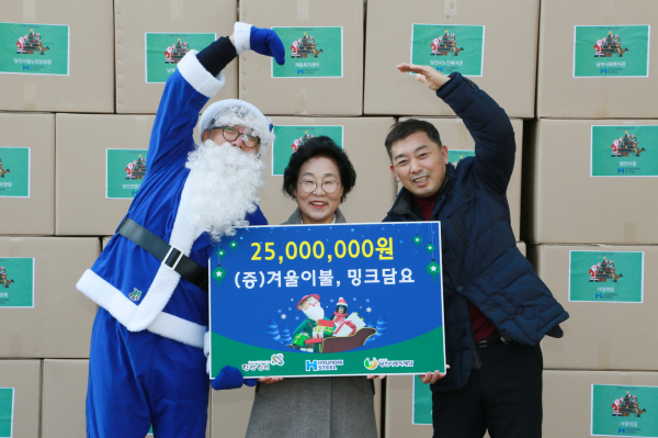 연말 선물 나눔활동 (좌측부터)현대제철 박달서 팀장,당진시복지재단 양기림 이사장,당진시 사회복지과 임동신 과장