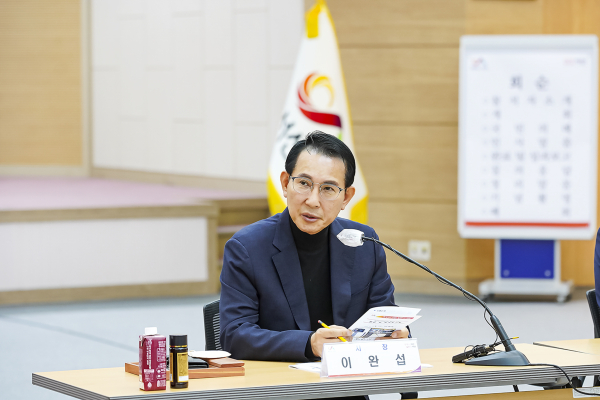 지난 19일 서산시청 대회의실에서 열린 스마트 타운 챌린지 사업완료 및 성과보고회에서 이완섭 서산시장이 회의를 주재하는 모습