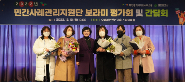 대전시사회서비스원 김인식 원장(사진 가운데)과 수상자가 함께 기념사진을 찍고 있다.