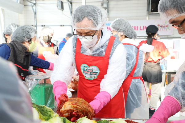 이병호 사장이 20일 나주시 미래팜에서 임직원들과 함께 지역 복지시설에 전달할 김치를 담그고 있다