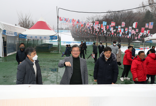 정용래 유성구청장, 유성 어린이 눈썰매장 현장점검 모습