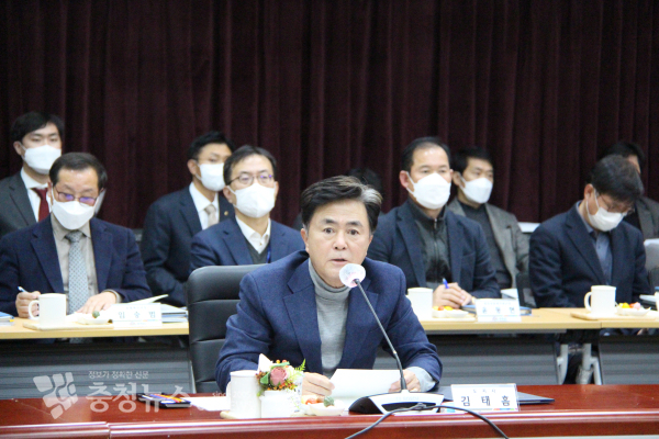 김태흠 지사와 시장·군수들은 민선8기 첫 시군방문 건의사항 처리에 대한 현황 공유 및 향후 추진 방향도 논의했다/사진 권상재 기자