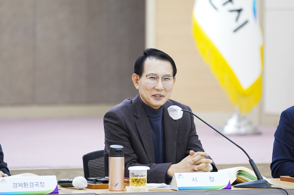 이완섭 서산시장이 22일 시청 대회의실에서 열린 ‘2023년 주요업무계획 보고회’를 주재하는 모습