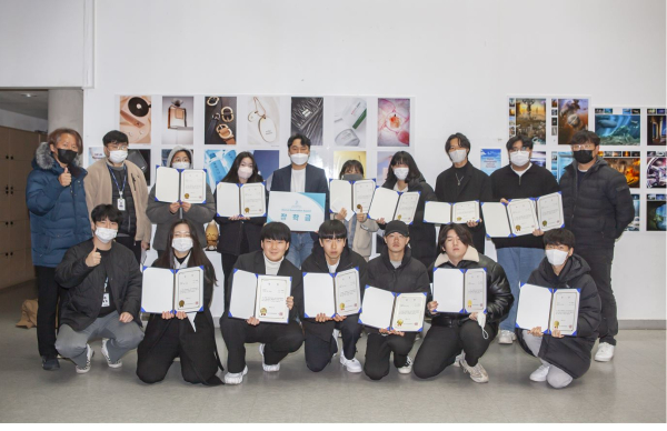 지난 21일 대학 국제교류관 로비에서 ‘2022 광고사진영상학과 학술제’의 일환으로 우수작품 시상식 및 장학금 전달식을 갖고 학생, 교수, 동문들이 기념사진을 촬영했다