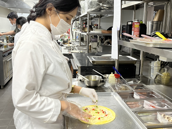 폴 보큐즈 레스토랑실습 수업에 학생들이 서비스한 음식 및 준비중인 학생