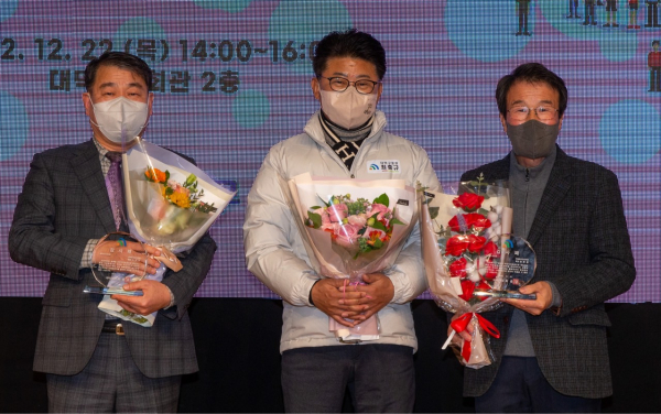 ‘2022년 주민자치회 성과공유회 및 자치센터 프로그램 발표회’ 개최 표창장 전달 모습