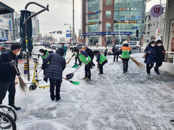 대전 서구 지역자율방재단 제설작업 장면