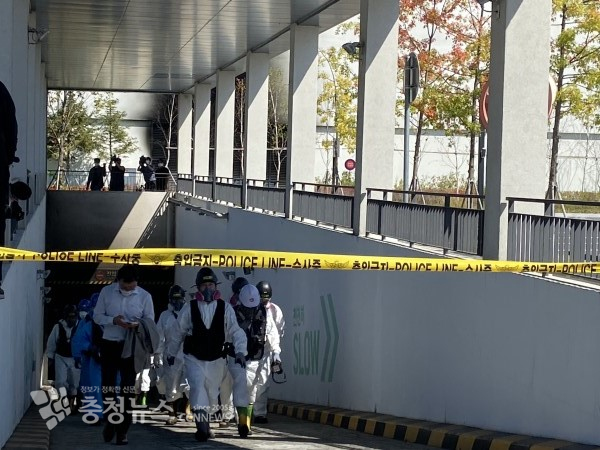 지난 9월 27일 발생한 현대아울렛 화재 현장 감식을 마치고 나오는 감식반