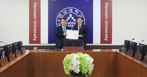 한남대학교 이광섭총장(사진 오른쪽)이 중소벤처기업부 장관 표창을 이성광 창업지원단장(사진 왼쪽)에게 대리수여하고 있다.