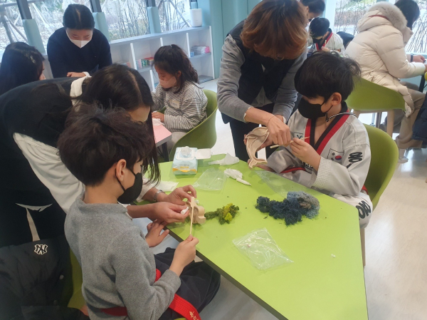 27일 유성구가 다함께돌봄센터 유성아이 5․6호점의 시범운영에 돌입한 가운데, 아동들이 체험 프로그램에 참여하고 있다.