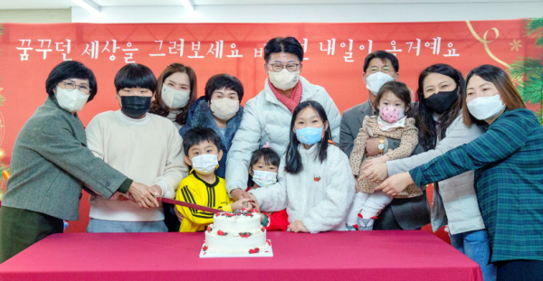 김인식 원장(사진 왼쪽)이 26일 대전 대덕구 신탄진동 다함께돌봄센터를 개소식에 참여해 센터 이용 가족과 기념사진을 찍고 있다.