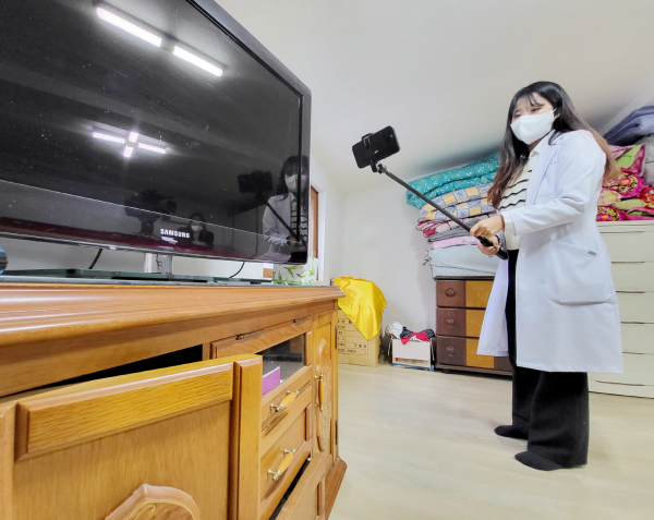 27일 남면의 한 노인가정에서 태안군인공지능융합산업진흥원 관계자가 가정환경 개선서비스를 실시하는 모습