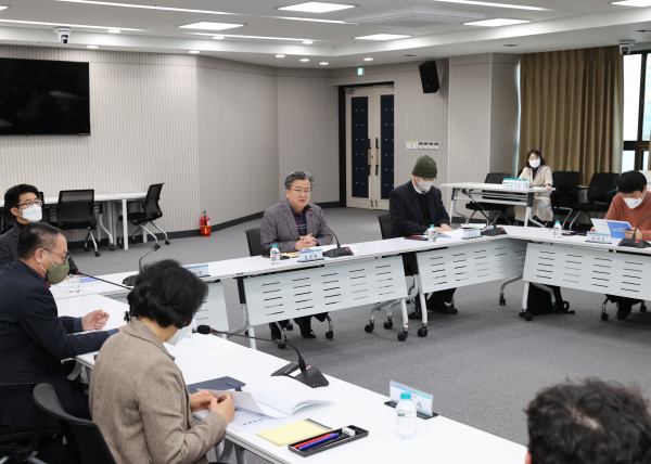 28일 구청 대회의실에서 데이터 기반 행정 로드맵 기획 용역 최종보고회가 개최된 가운데, 정용래 유성구청장(가운데)이 회의를 주재 모습