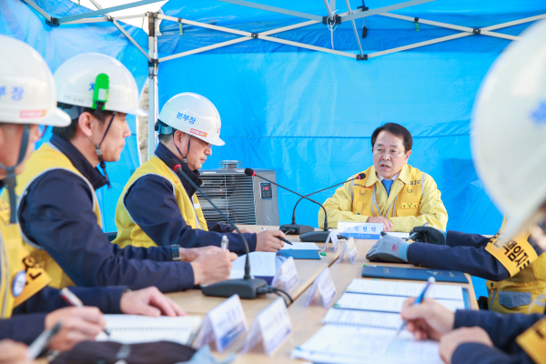 박형덕 서부발전 사장이 재난안전대책본부 회의를 주재하는 모습