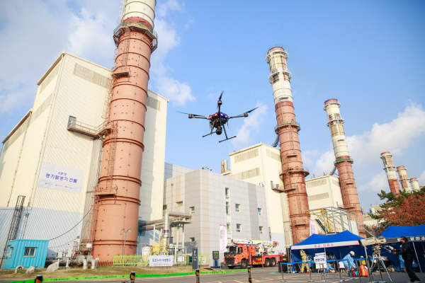 고립자 수색을 위한 드론 비행 장면