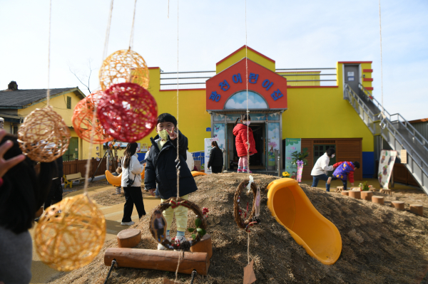 홍성군이 새해에도 아이들이 살기 좋은 홍성을 위해 2023년 영유아보육사업에 292억원의 예산을 투입한다.