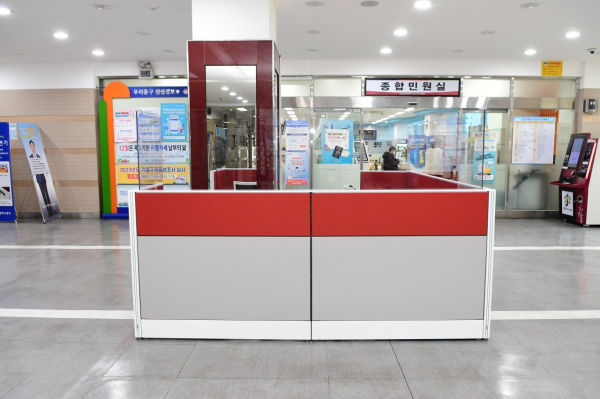중구청 1층 로비에 마련된 안전요원 자리