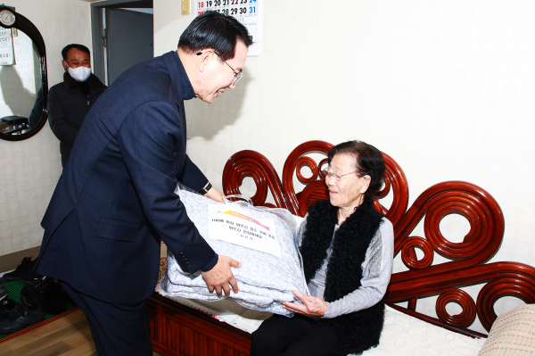 이완섭 서산시장이 올해 만 100세를 맞이하는 관내 어르신들을 찾아 공경과 건강을 기원하는 마음을 담아 서산사랑상품권과 이불패드를 전달했다