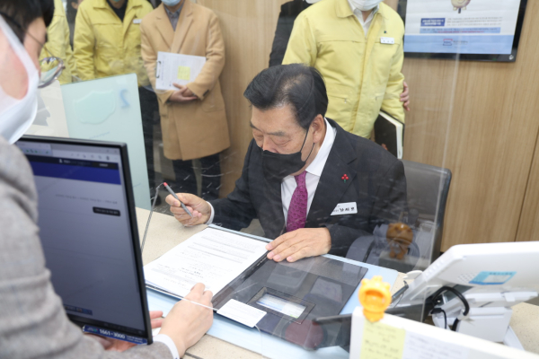 2일 NH농협은행 태안군청출장소에서 교류도시에 기부금을 전달한 가세로 태안군수.