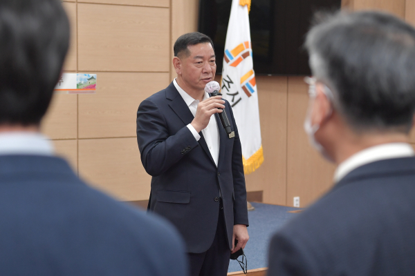 공주시, 2023년 시무식에서 최원철 공주시장 신년사 모습