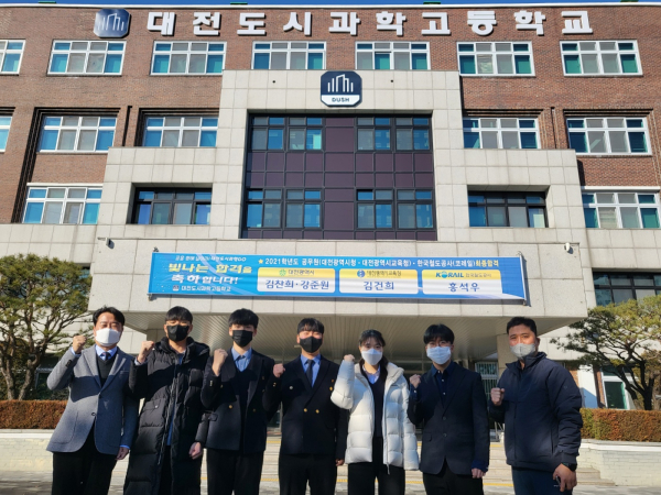 왼쪽2번째부터 전기과 선재훈, 드론지형정보과 김동하, 박찬영, 김하늘, 송지성