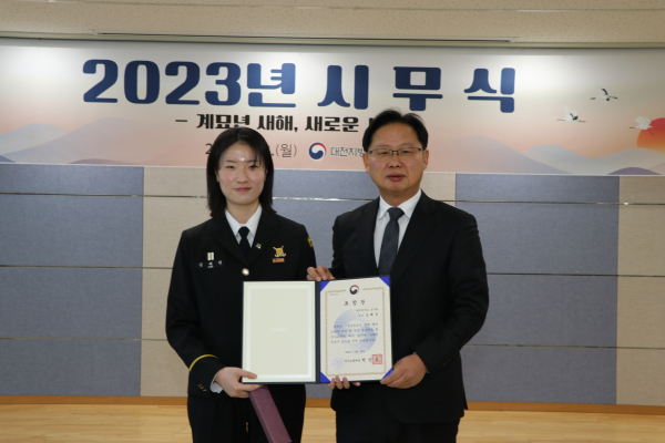 강만희 대전지방보훈청장(우측)은 국가유공자 명패사업 유공자인 대덕대 호우회장 김혜진(좌측))에 대해 국가보훈처장 명의의 표창을 전수했다.