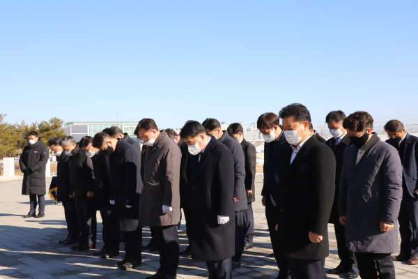 이종욱 농협충남세종지역본부장, 간부직원들과 충혼탑 참배
