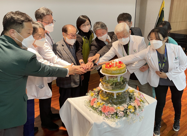 김희수 건양교육재단 설립자와 김용하 총장, 배장호 의료원장을 비롯한 주요 보직자가 신년 기념 케이크 커팅식을 하는 모습