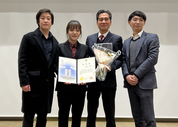 지난달 28일 대전라마다호텔 로얄볼룸에서 열린 ‘2022년 창업활성화 유공자 포상식’에서 대전시장 표창을 받은 한승아 목원대 창업진흥센터 매니저(왼쪽 두 번째)와 창업진흥센터 관계자 등이 기념촬영을 하고 있다.