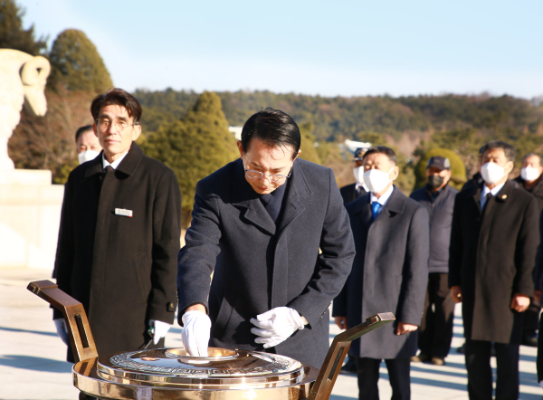 이완섭 서산시장이 3일 대전 현충원에서 관내 보훈단체와 참배하는 모습