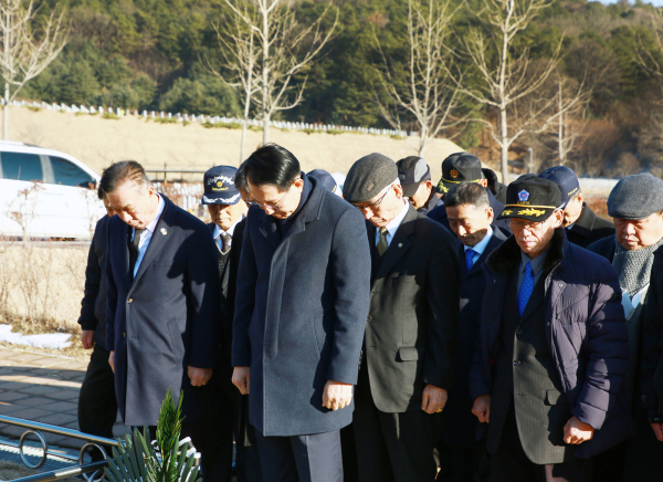 이완섭 서산시장이 3일 대전 현충원에서 관내 보훈단체와 참배하는 모습