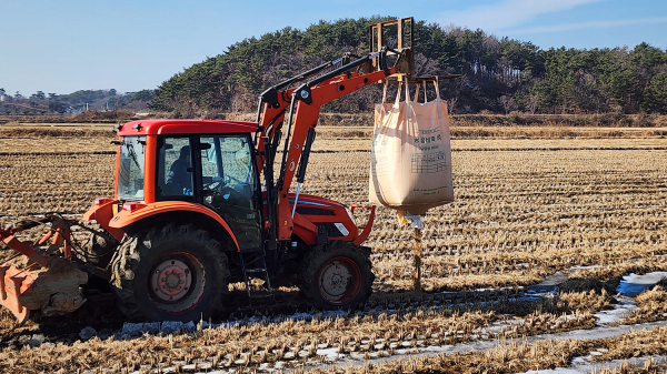 시는 지난 3일 겨울 철새들의 원활한 월동을 위해 먹이를 줬다