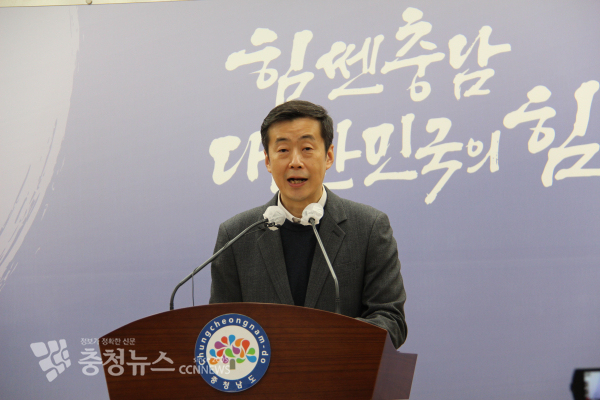 이창규 도 기획조정실장은 4일 도청 프레스룸에서 기자회견을 갖고 ‘충남도 공공기관 경영 효율화 추진 계획’을 밝혔다/사진 권상재 기자