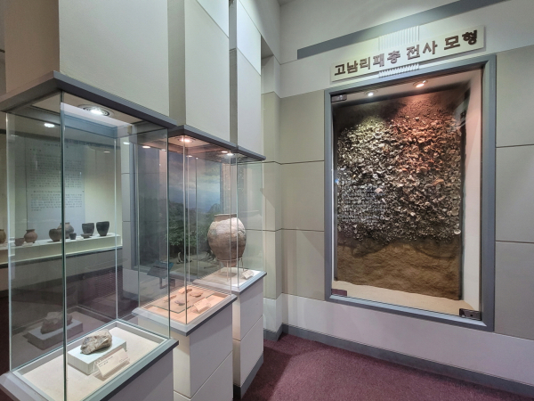 고남패총박물관 전시실 모습.