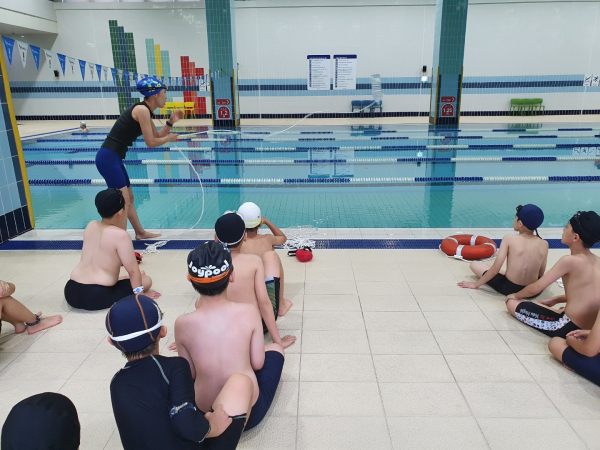 초등생 생존수영 교육 모습