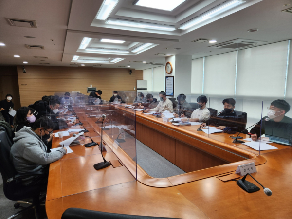 5일, 청사 중회의실에서 초등생존수영 실기교육 활성화 담당자 협의회가 열리고 있다.