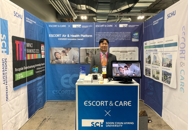 순천향대 교원창업기업 에스코트앤케어 김성렬 대표가 ‘CES 2023’ 홍보 부스에서 해외 바이어 및 관람객을 맞을 준비를 하고 있다.