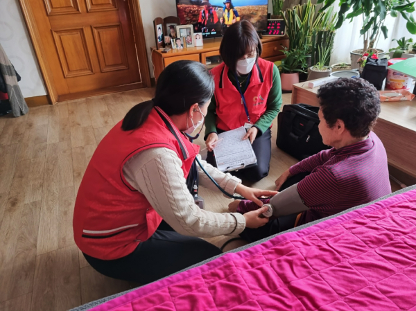 서산시보건소 방문간호사인 ‘빨간천사’가 건강관리 서비스를 제공하고 있다,