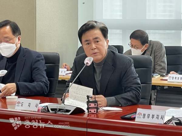 김태흠 충남지사가 도청 중회의실에서 열린 실·국·원장 회의 모두발언을 하고있다/사진 권상재 기자