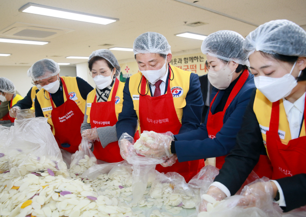 11일 서구청에서 열린 사랑의 떡국떡 나눔 행사 장면