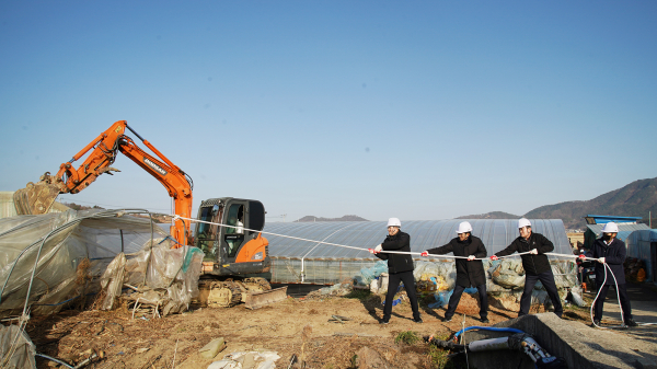 지난 11일 흑두루미 서식지 내 비닐하우스를 철거했다