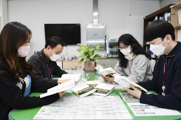 ‘트렌드코리아 2023’을 읽고 있는 중구청 공무원