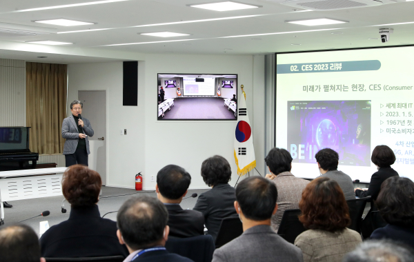 12일 정용래 유성구청장이 보고회 브리핑을 하고 있다