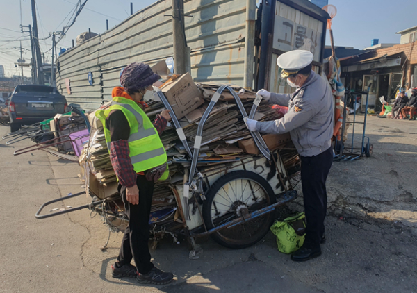 대전동부경찰서(서장 안찬수)는 폐지 수거 어르신을 위해 야광 밧줄 '단디바'를 전달했다. 