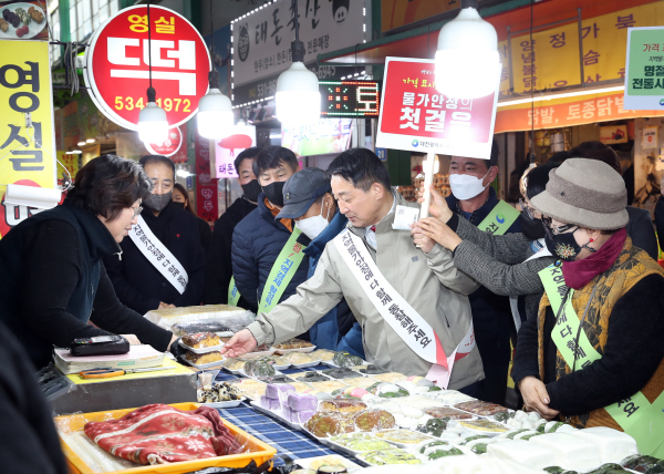 지난 12일 전통시장 장보기 및 물가안정 캠페인 사진