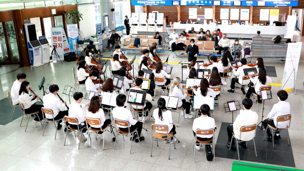 13일, 의과대학·간호대학 연합 관현악 동아리 CMSO“환자를 위한 음악회” 개최 모습