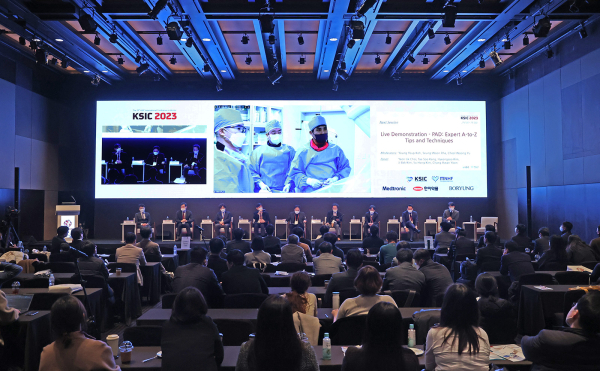 심장내과 이재환 교수팀, 말초동맥 폐색 환자 중재술 공개 라이브 시연 모습