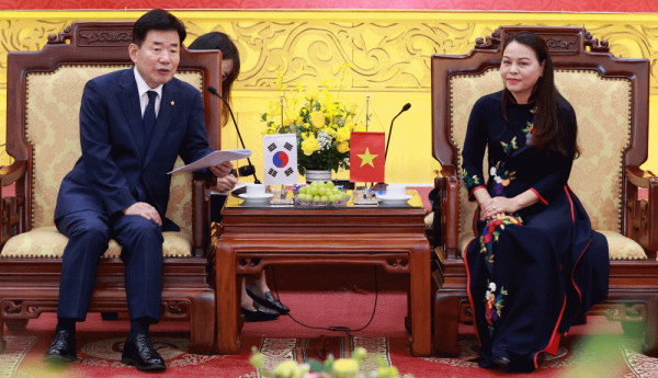 김진표 국회의장은 15일 베트남 닝빙(Ninh Binh) 성(省) 당사에서 응우옌 티 투 하 닝빙성 당서기와 면담을 갖었다.