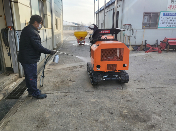 예산군농업기술센터 농기계 임대시 알코올 소독 장면