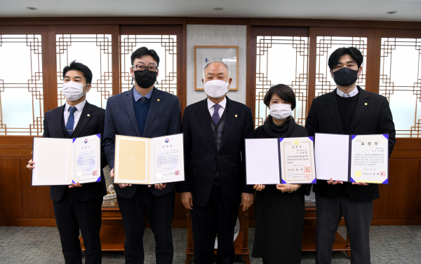 수상자들이 모여 기념촬영(왼쪽부터 백석대 감사실 전승호 팀장, 백석문화대 교무처 김중환 주임, 장택현 대학혁신위원장, 백석대 사회복지학부 김혜경 교수, 백석대 컴퓨터공학과 이승화 교수)